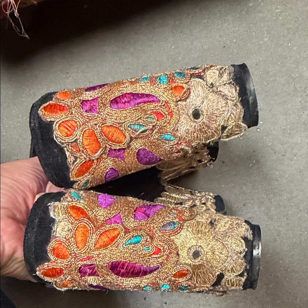 Steve Madden Black Mules with Gold Platform - Picture 7 of 7